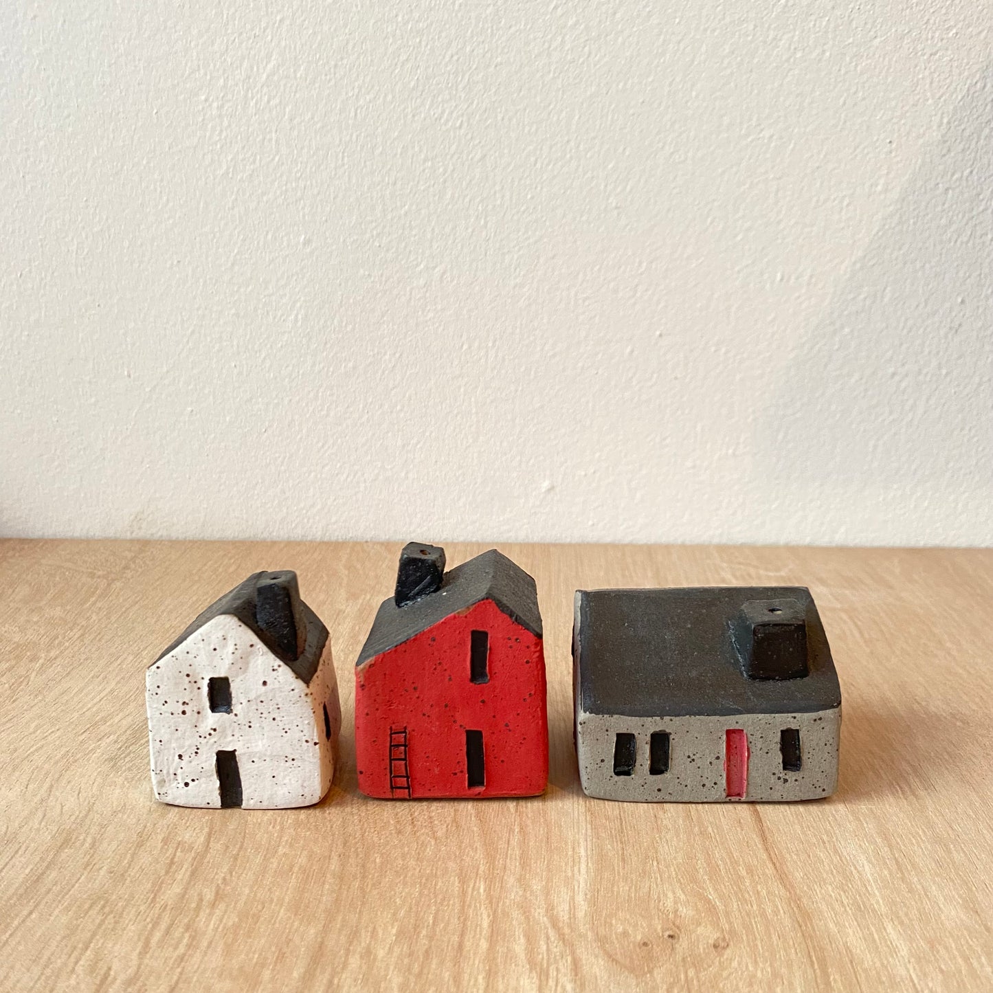 Mini Casitas (Set de 3). Blanca, Roja y Gris.