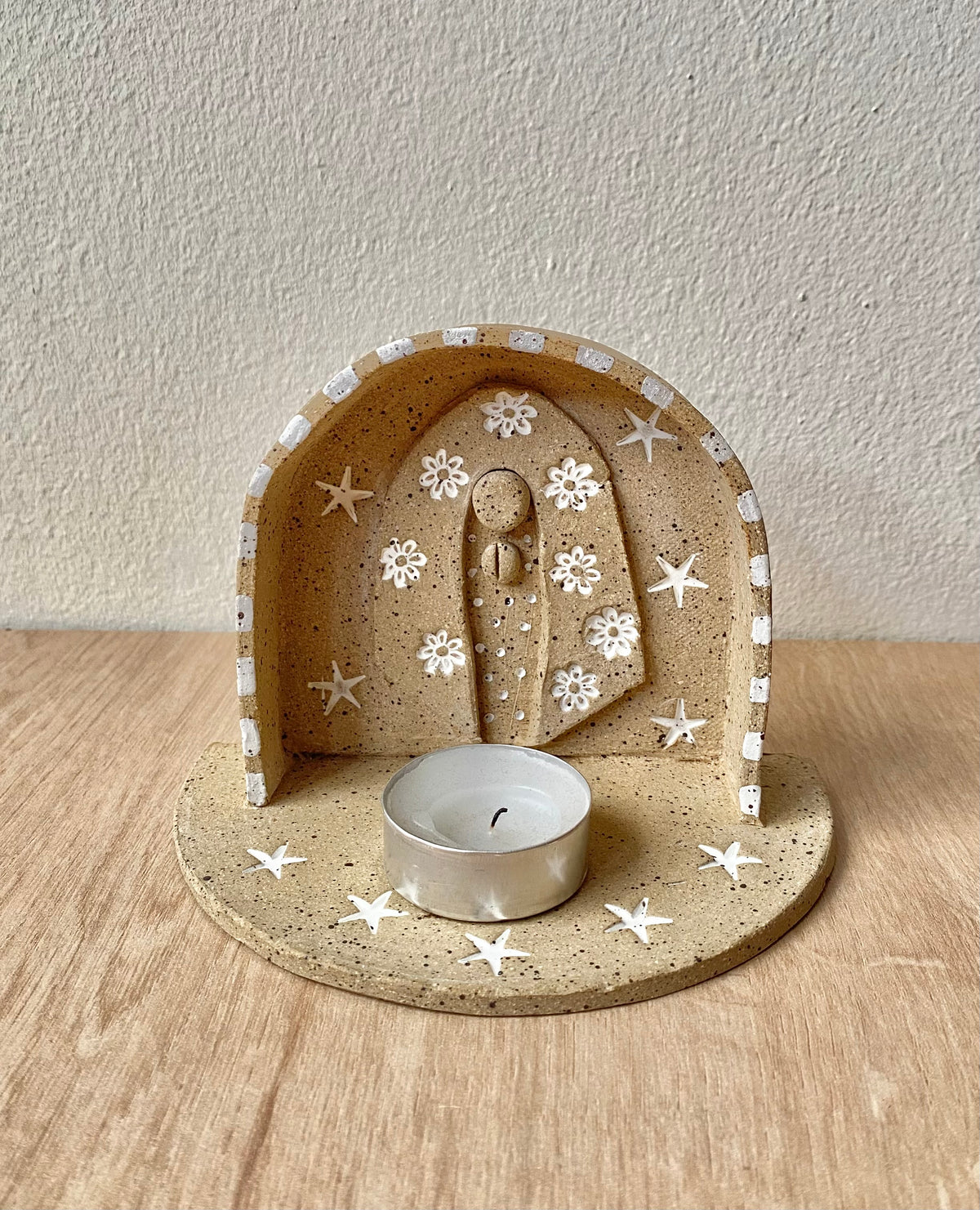 Altar Virgen café y blanco